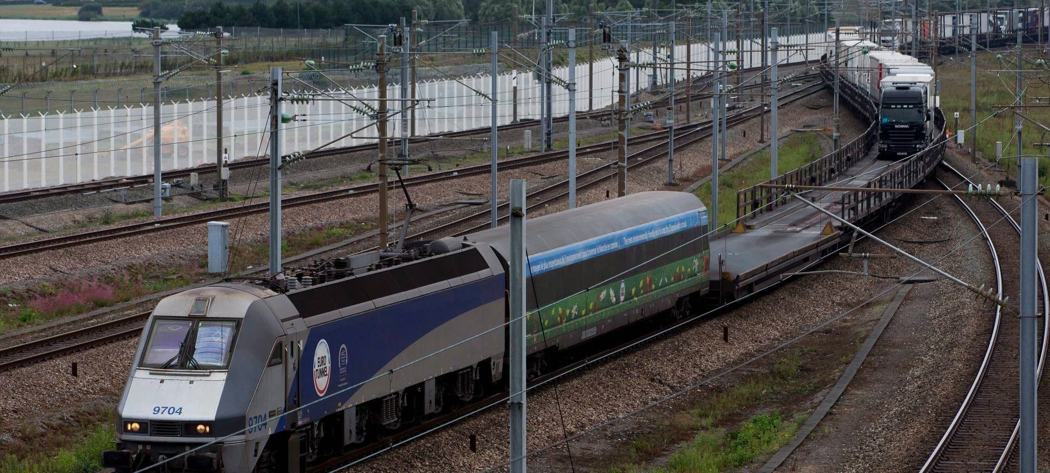 Kleinbus rammt Zug am Kanaltunnel - 19 Verletzte