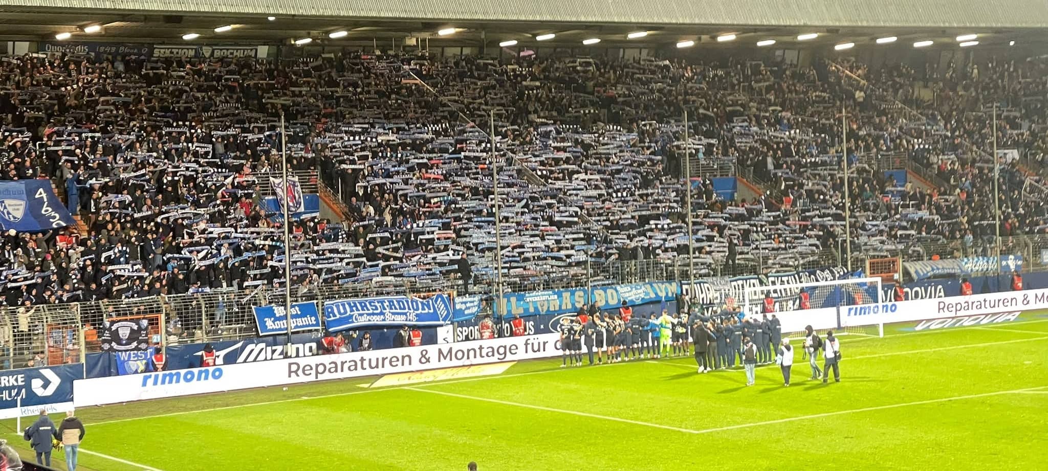Die Ostkurve im Ruhrstadion an der Castroper Straße nach Abpfiff gegen den VfL Wolfsburg.