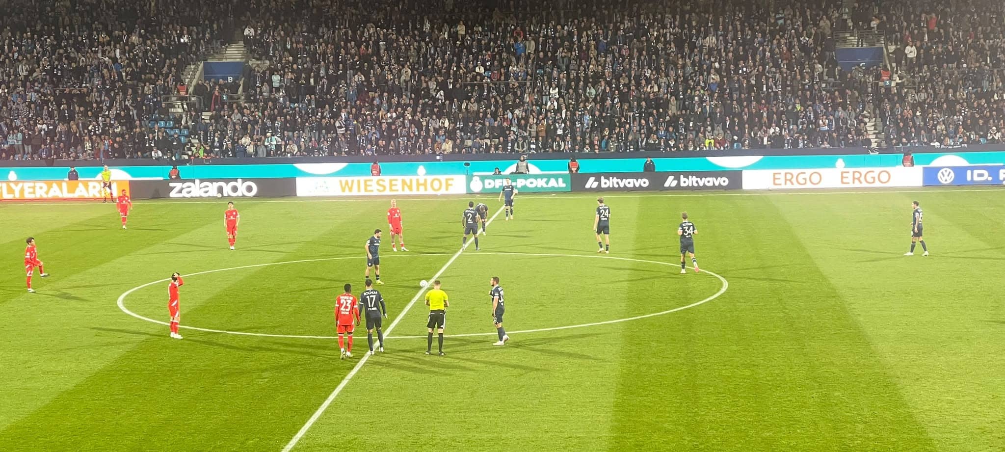 Das DFB-Pokalspiel zwischen dem VfL Bochum und Mainz 05 vor dem Anstoß.