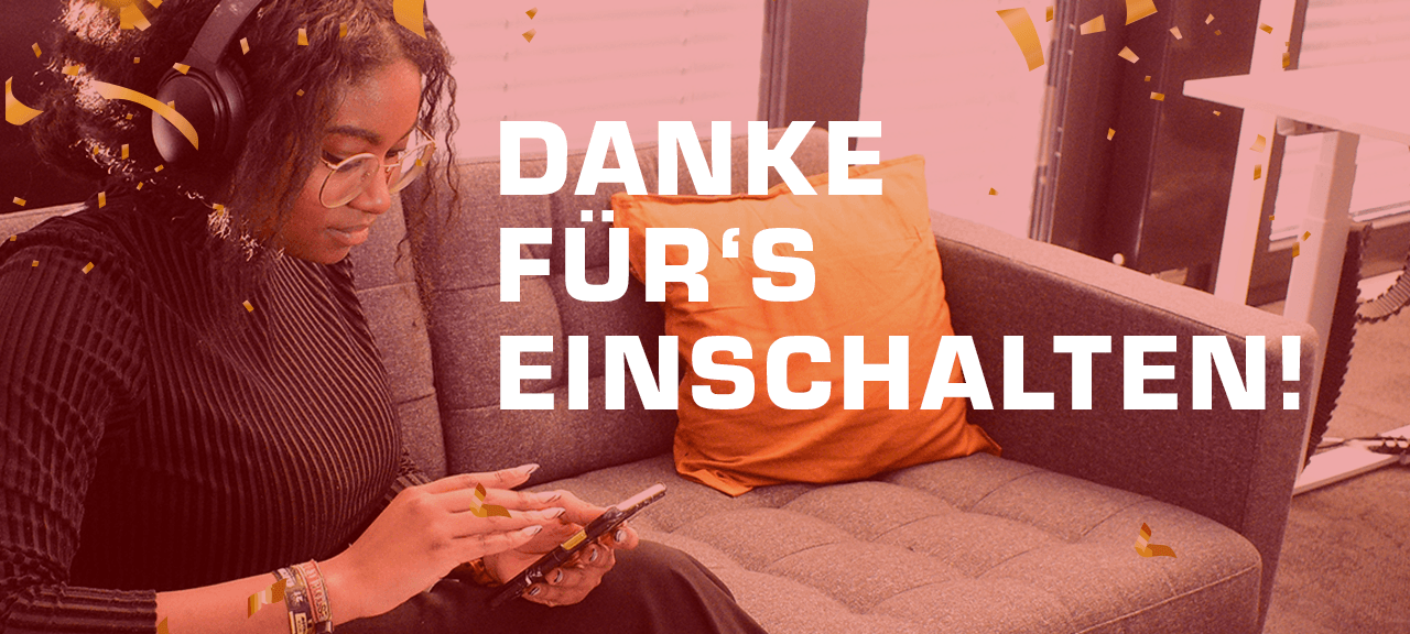 Frau mit Kopfhörern und Smartphone hört Podcast