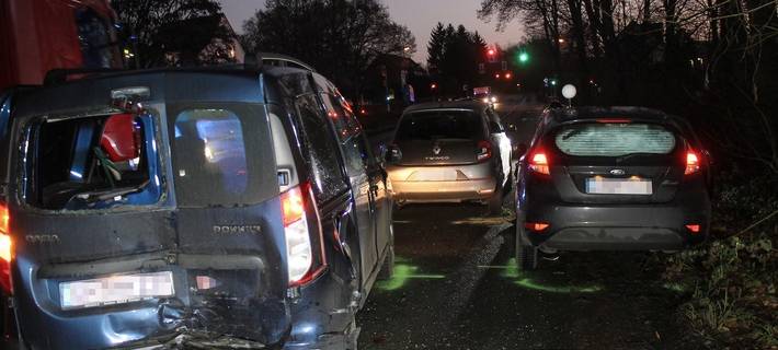 Zerbeultes Auto im Dunkeln