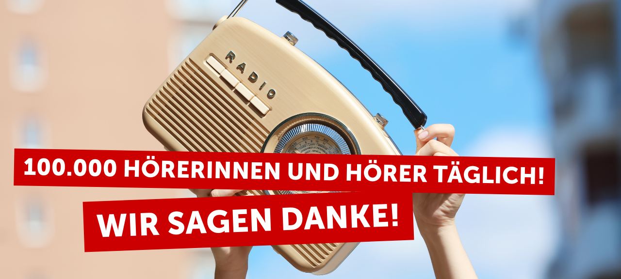 Radio wird in die Lust gehalten