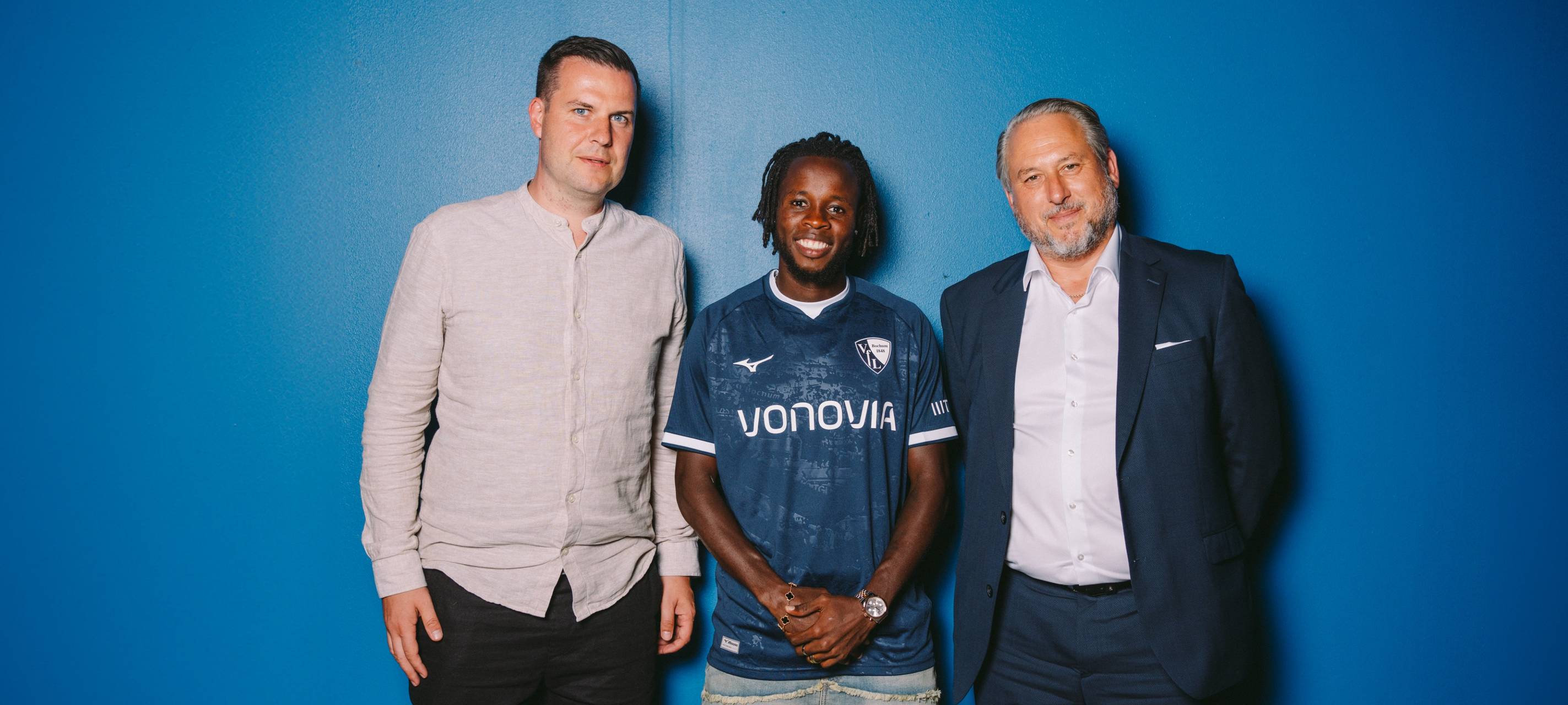 VfL Bochum Sportvorstand Marc Lettau, Offensivspieler Aliou Baldé und VfL Bochum Geschäftsführer Ilja Kaenzig (v.l.n.r.)