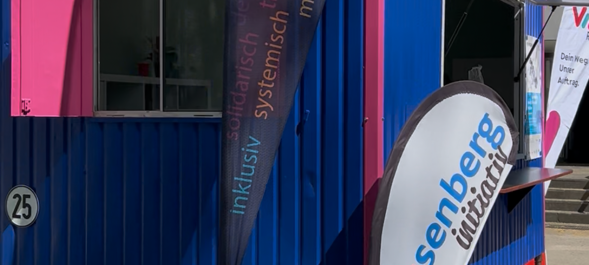 Blau-Weiß-Pinker Bauwagen als Beratungsstelle