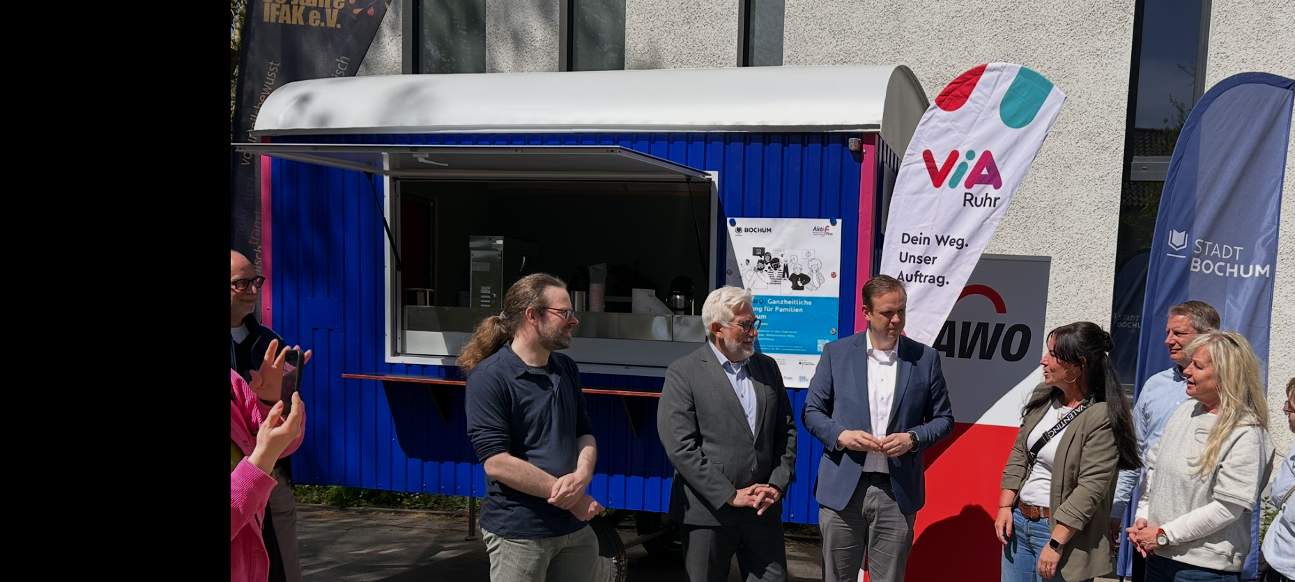 Blau-Weiß-Pinker Bauwagen als Beratungsstelle