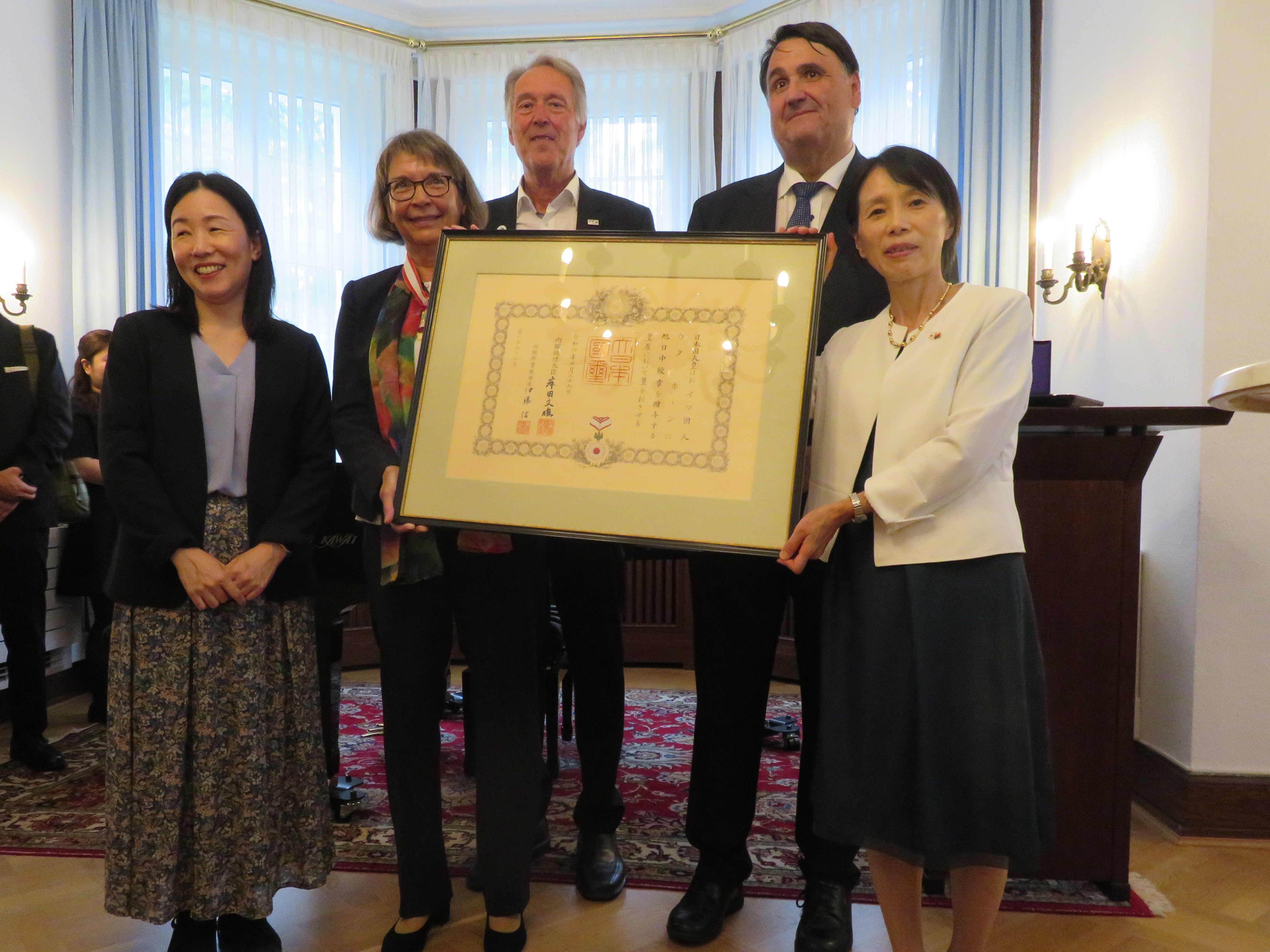 Frau Uta Hohn, Professorin am Geographischen Institut der Ruhr-Universität Bochum, wurde für ihre großen Verdienste für den deutsch-japanischen Austausch mit einer hohen Verdienstauszeichnung des Japanischen Kaiserhauses geehrt.